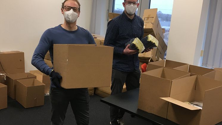 Torben Schumann (l.) und Timo Straube von Schleswig-Holstein Netz verpackten Arbeitshandschuhe und schickten sie an die Kommunen.