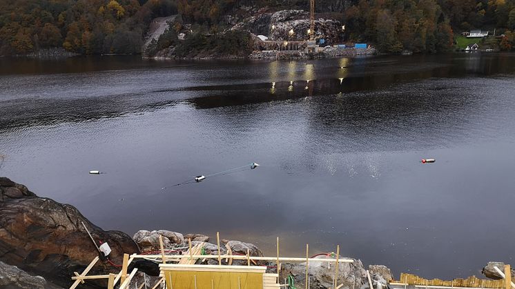 Fra terrengnivå og ned til 20–25 meter under bakken er det installert måleinstrumenter som varsler om eventuelle bevegelser i grunnen.