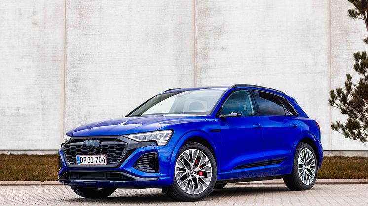 Audi Q8 e-tron (Ultrablå metallak)