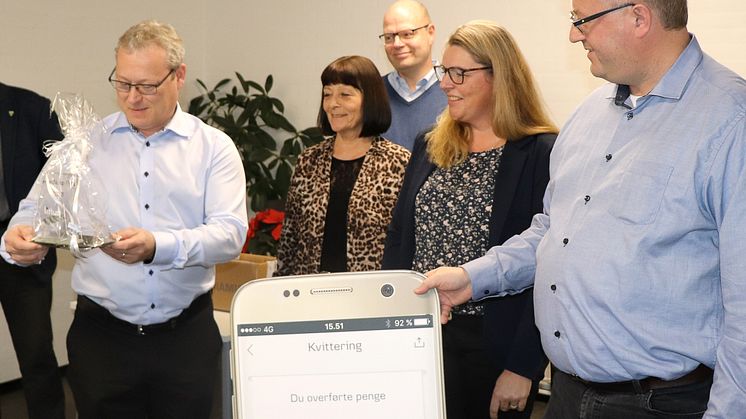 Administrerende direktør Søren Elisiussen modtager Rebild Kommunes handicappris 2018 af Thøger Elmelund Kristensen.