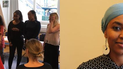 Utbildning av ledare inför starten av Systerskap.         Najla Ahmed, Kvinna till Kvinnas projektledare för Systerskap