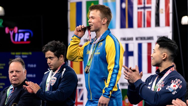Eddie Berglund blev världsmästare genom världsrekord i styrkelyft.