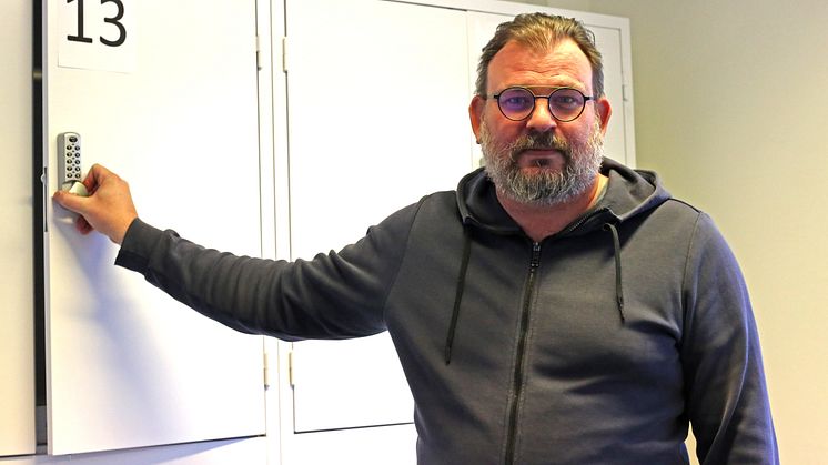 Olsson Parts ersätter butiken i Ellös med nya utlämningsboxar och ökar tillgängligheten med 20 timmar i veckan: ”Lagd order är klar för hämtning inom en timme. Du kan hämta din beställning i boxen ända fram till kl 22, berättar lager- och logistikc