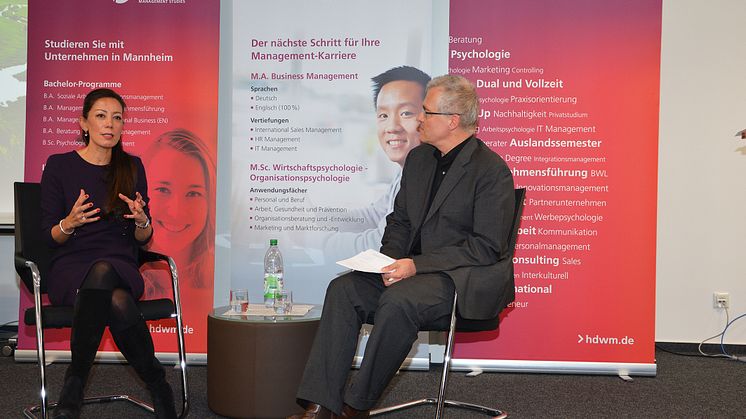 Saori Dubourg, Mitglied des Vorstandes der BASF SE, und Vizepräsident Prof. Dr. Frank Stäudner diskutieren beim Management Dialog mit Studierenden (Foto: Ekkard Miedke)