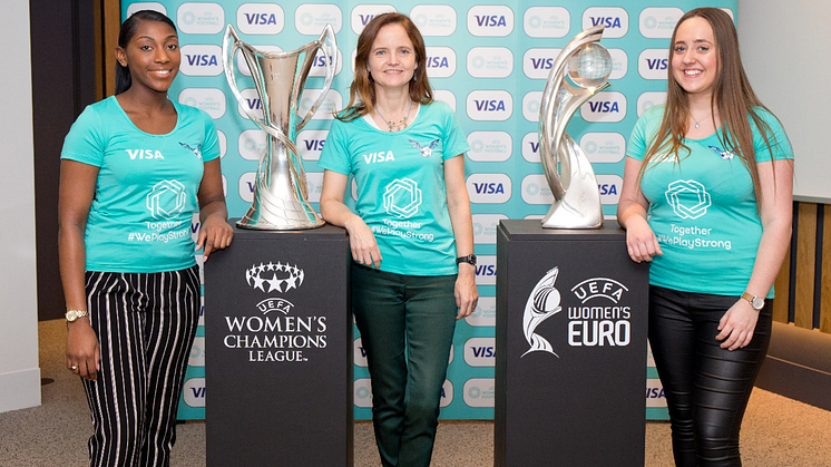 Visa Europen toimitusjohtaja Charlotte Hogg (kesk) julkisti sponsorisopimuksen Lontoossa yhdessä Visan harjoittelijoiden Munirah Sawyersin (vas) ja Olivia Ironmongerin (oik) kanssa.