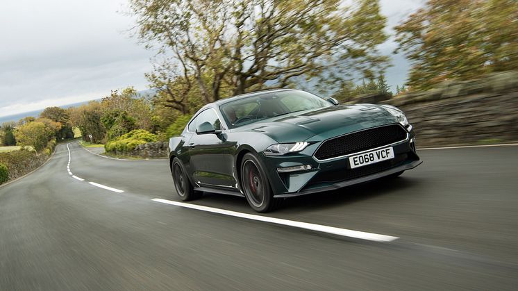 Mustang Bullitt brøler afsted på øen uden fartgrænser