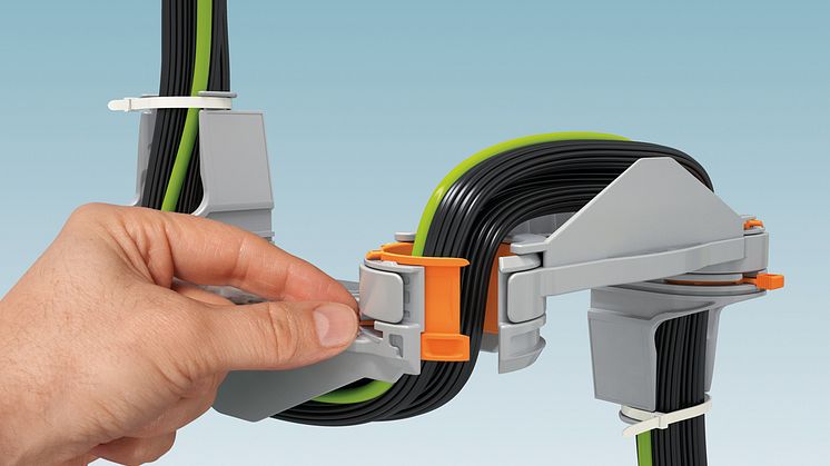 Easy cable and conductor guiding for the control cabinet door