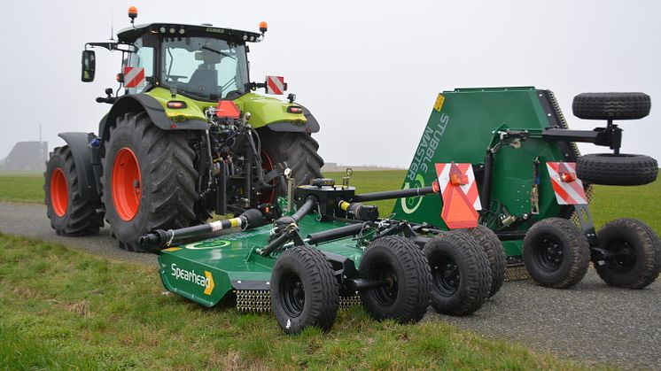 CLAAS traktor med Spearhead