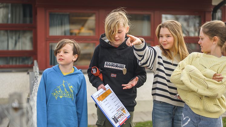 Grupp på skolgård samarbetar