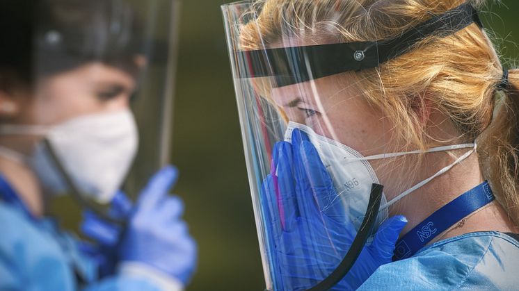 Ibrahim Baylan höll den 8 april pressträff om vikten av svensk produktion av skyddsmaterial till vården. Stick i stäv med löftena köper man från Kina med långa leveranstider, medan över 170 000 svenskar korttidspermitterats i industrin.