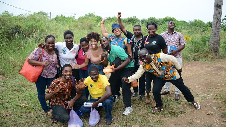 Fairtrades generalsekreterare Hewan Temesghen tillsammans med deltagare på en utbildning om anställdas rättigheter i Ghana som finansieras genom Postkodlotteriet. Foto: Fairtrade Sverige