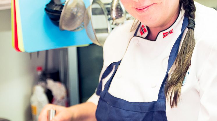 Siv Hilde kocht ihre berühmte Fischsuppe mit viel Liebe, einzigartigem Skrei und gaaaanz viel Sahne