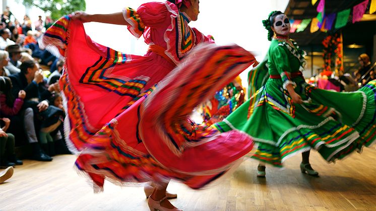 Dansuppträdande med dansgruppen Mexicas