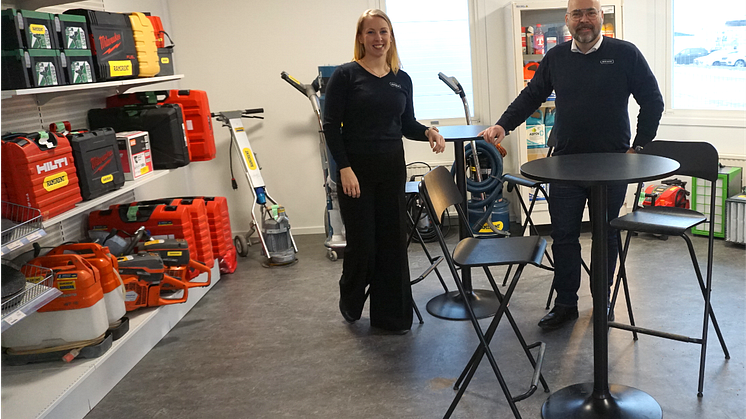 Sandra Björklund, kundcenterchef och Nicklas Häggström, regionchef, i Ramirents nya lokaler i Frihamnen.