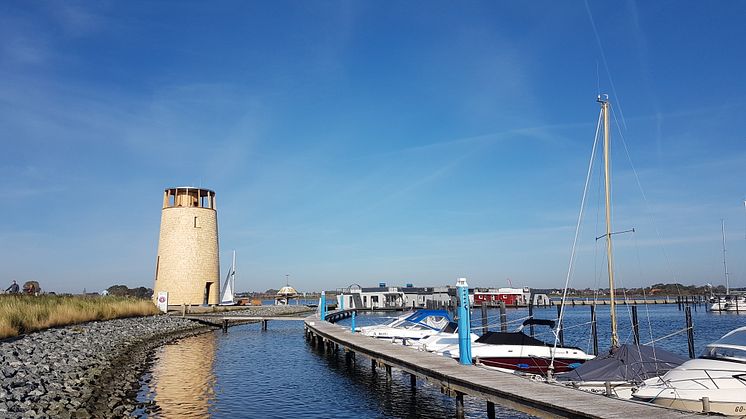 Der neue Aussichtsturm am Yachthafen Burgtiefe auf der Ostseeinsel Fehmarn © Tourismus-Service Fehmarn