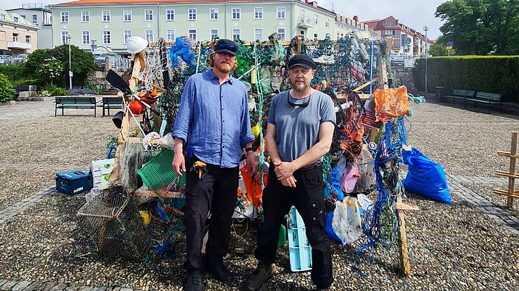 Tomas Eriksson och Emil Olofsson från Pelagiska som har byggt vadbockarna, här på Plagen i Strömstad. Foto: Pelagiska