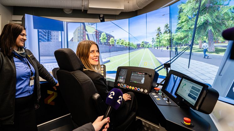 TRIKKEFØRER FOR EN DAG: Tirsdag testet Sirin Stav Sporveiens nye trikkesimulator. – Den nye trikkesimulatoren er en god investering, sier hun. Stav ble veiledet av førsteinstruktør Firizat Jusufi. Foto: Stian Olsson/Sporveien