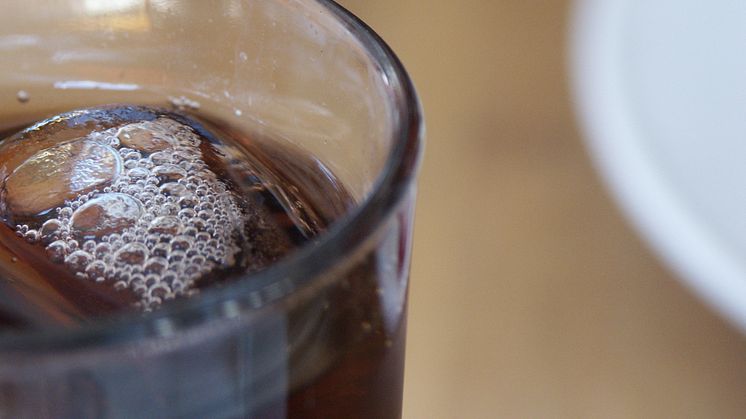 Eleverna får julmust på skolornas jullunch