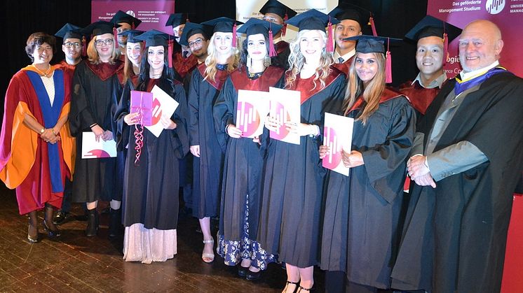 Absolvent*innen des B.A. Management in International Business