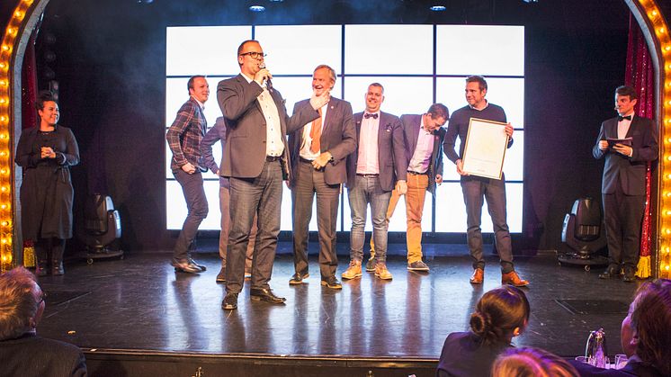 Salgsdirektør Lars Sande tar imot pris på Grand Travel Awards. 