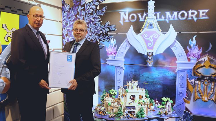 Urkundenübergabe am PLAYMOBIL-Messestand