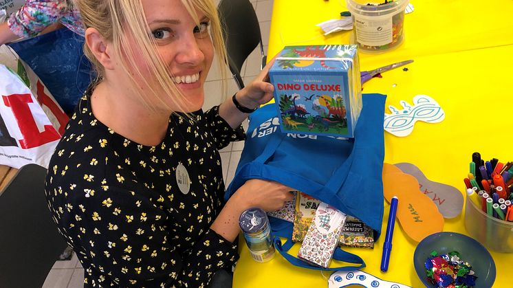 Alexandra Radyn packar bok och pysselkasse föräldrar får från Bonnier Hoops. Foto Cecilia Lööf