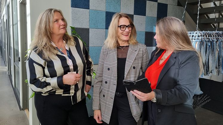 Christina iLunden, IP Intelligence Consultant på Bergenstråhle & Partners (mitten) i samtal med Annelie Rådhall och Madeleine Sääf, affärsutvecklare på Borås INK.