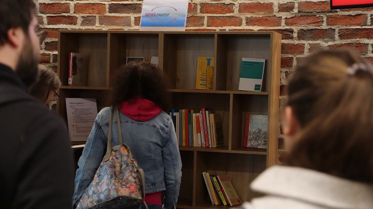 Kräuterspirale und Büchertauschregal entstehen durch Service Learning-Seminar an der Universität Vechta | Studentische Projekte hinterlassen sichtbare Spuren für mehr Nachhaltigkeit auf dem Campus 