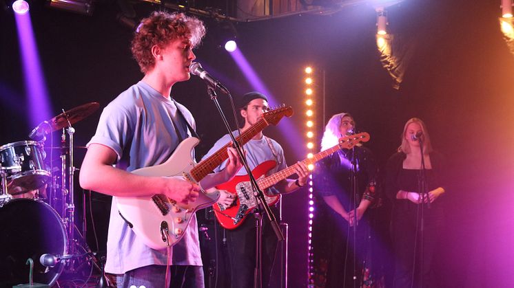 Bandet Violet Blur är en av åtta akter som kommer uppträda live på Facebook under söndagskvällen. Fotograf: Matilda Melin 