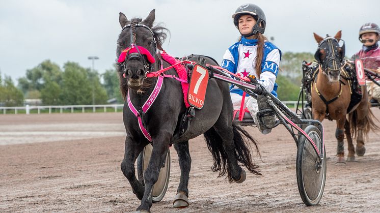 Malva Johansson tillsammans med Gransjöns Kiara.