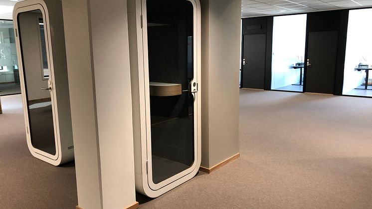 Lydtette telefonbokser er det god tilgang på i de nye lokalene til Kontorhuset på Kjellstad i Lier. 