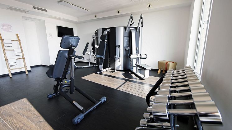 Fitnessstudio mit modernen Geräten