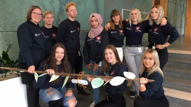 De nio tobaksförebyggande feriearbetarna, tillsammans med samordnaren Anna Nordin, inför ett möte med kommunfullmäktige i höstas. Bild: Kristianstads kommun