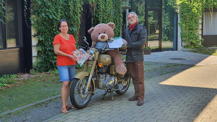Kerstin Stadler und Uwe Voss vor dem Kinderhospiz Bärenherz