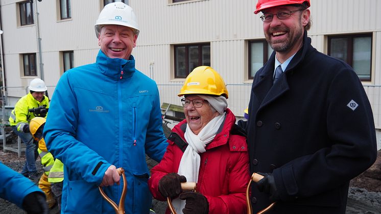 Mikael Dolietis, vd Egnahemsbolaget, Evy Hugoh, 94 år, som bott i samma hus i 71 år och fastighetsdirektör Martin Öbo