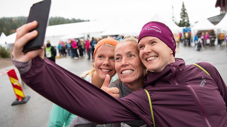 Vinner-selfie! Fra venstre vinner av 13 km løp, Tane Gresvik, nummer 2 Gunhild Nytrøen, og vinner av 6 km løp Abelone Lyng.