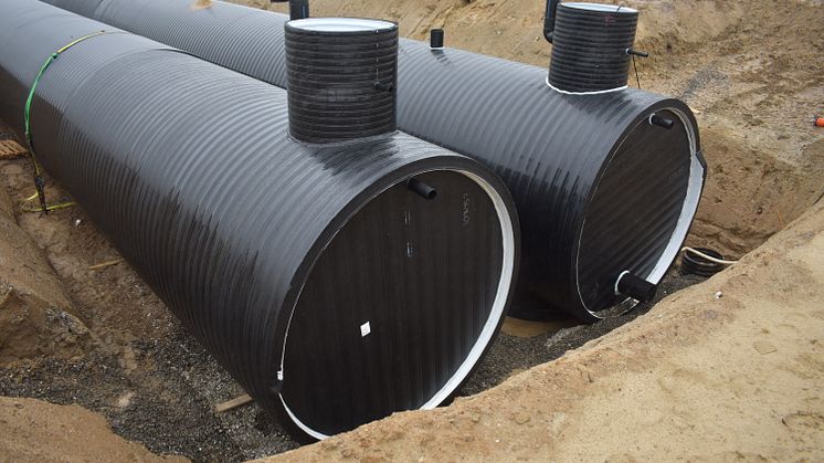 Store domiciler kræver en vandkapacitet over gennemsnittet. Det er også tilfældet for Bygmas nyeste 11.000 kvadratmeter store domicil. Løsningen var at installere en 1.000 kubikmeter stor Weholite tank fra Uponor. Foto: Uponor Infra.