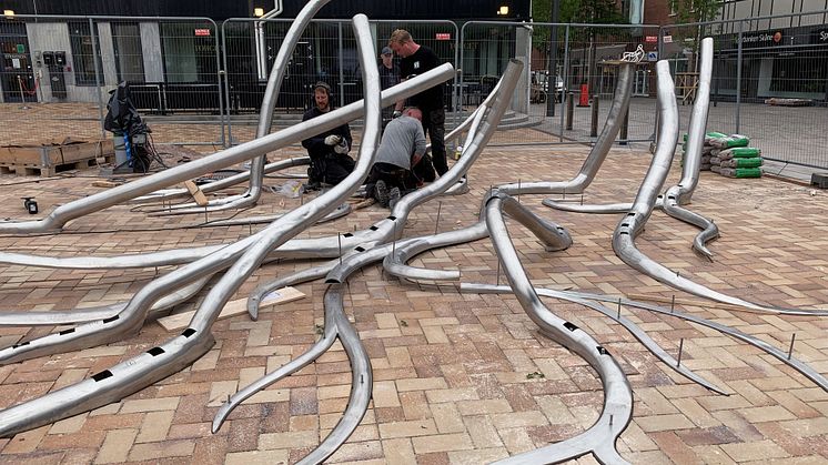 Konstverket monteras på Stora torg