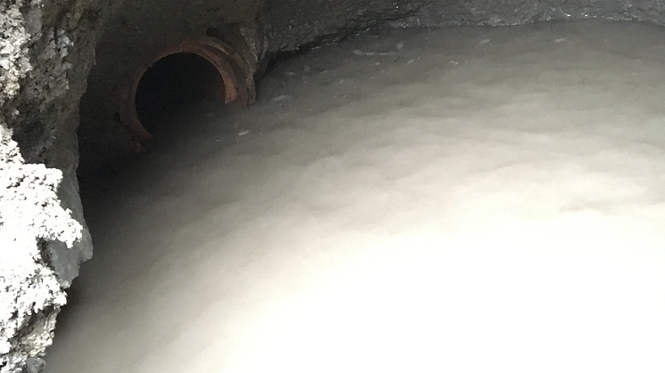 -Vi grävde oss ner till 1,5-2 meters djup och stötte där på vattenledningen till Kattarp. Efter att ha följt den cirka 0,5 meter öppnade sig ett tomrum, berättar VA-ingenjör Lennart Olsson.  Läckan var funnen. 