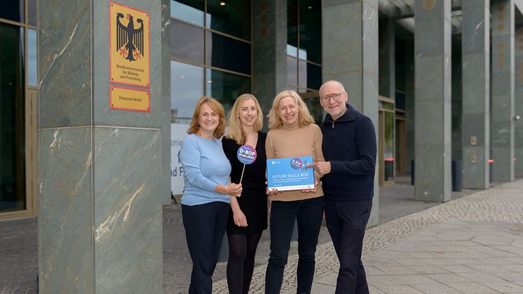 Thomas Schmidt, Yvonne Kohlmann, Ina Sesgör und Astrid Aupperle (v.r.n.l) freuen sich über den D-BOP Preis für die Future Skills Box.