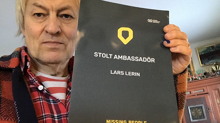 Konstnären Lars Lerin med sitt diplom att han nu är ambassadör för sökorganisationen Missing People. Foto: Lars Lerin