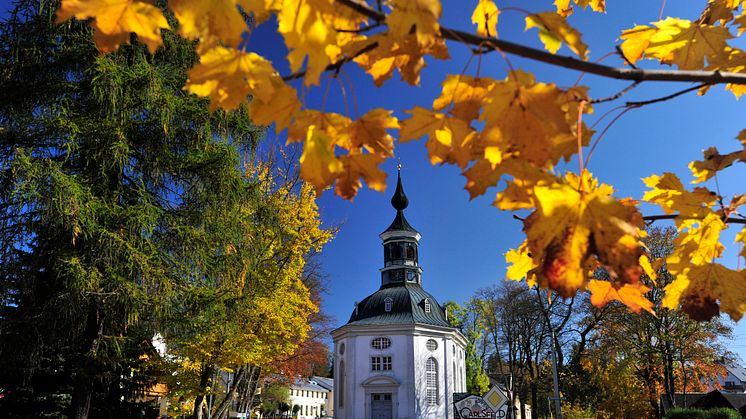Carlsfelder Kirche leuchtet im Herbst (TVE / Wolfgang Schmidt) 