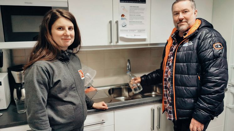 Maja från Kopparstaden, ett Kranmärkt kommunalt bostadsbolag, och Johnny Ström driftansvarig för vattenproduktionen fyller upp flaskor med Faluns bidrag till kranvattentävlingen.