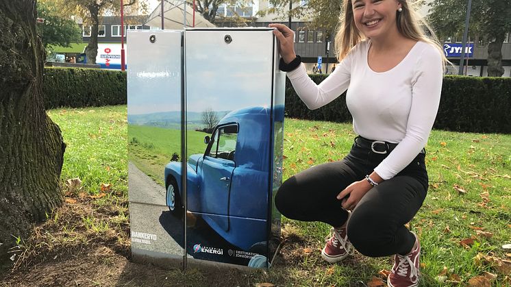 Elvira Thizell, vinnare studentkategorin, vid sitt foto av EPA utanför Bankeryd 