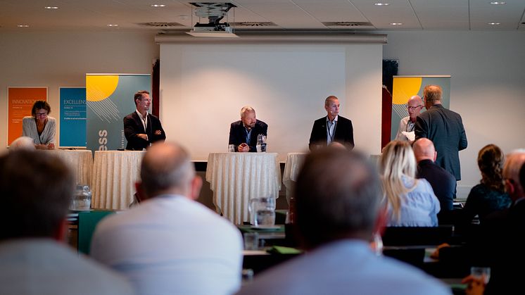 Paneldebat under konferencen (fra venstre: Hanne Kvist, Erik Thomas Johnson, Lars Worre, Lars Jøker og Jens Sørensen.