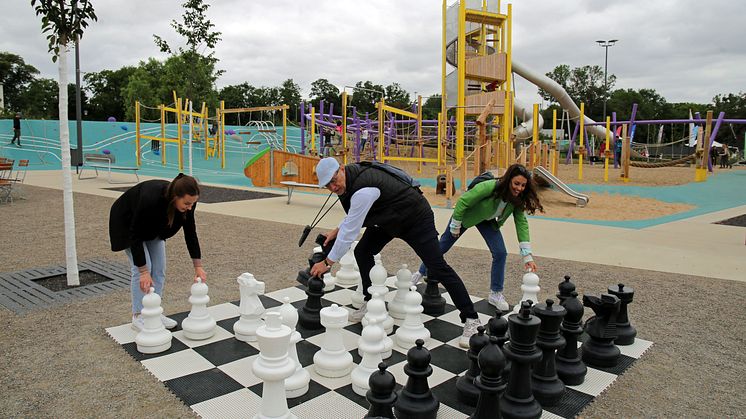 Besucher spielen Schach auf dem EZEL Spiel- und Sportpark