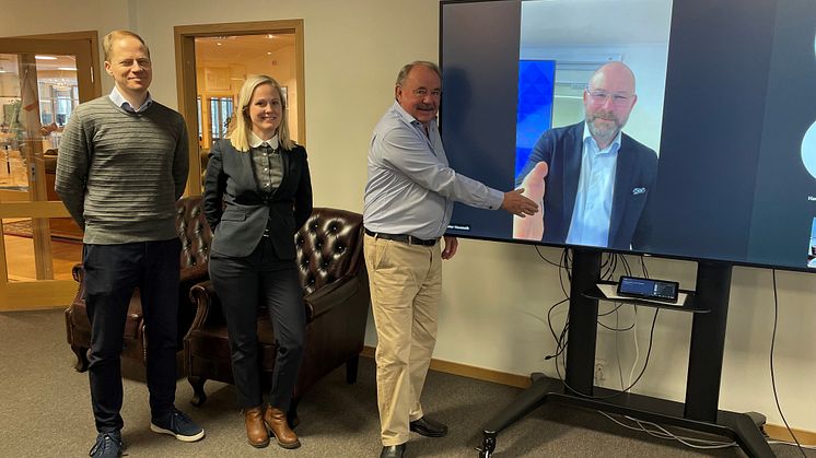 Andreas Lenander Kilenkrysset, Frida Gullstrand Advokatfirman Glimstedt, Jan Persson Kilenkrysset och Peter Haveneth Frigoscandia i samband med signeringen. 