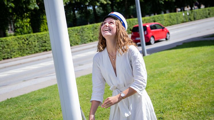 Traditionen tro skulle Malene som den første student naturligvis hejse flaget og måske kan vinden der hjælpe hende videre i fremtiden, hvor hun lige nu ser frem til et sabbatår, hvor hun måske vil ud at rejse. 