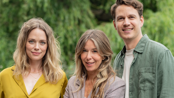 Erika Wasserman i mitten, tillsammans med sina huvudrollsinnehavare Katia Winter och Jesper Zuschlag.