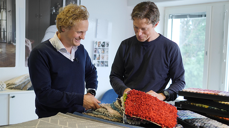 Per Wennerström (till vänster), CEO Homeshop Venture, Rusta Group i samspråk med Andreas Bertilsköld, projektledare Ciqola Carpets.